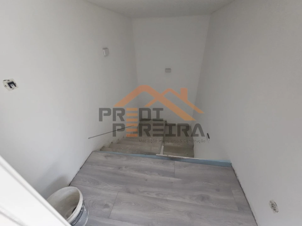 Moradia T3 para Venda em Ramada e Caneças Foto 41