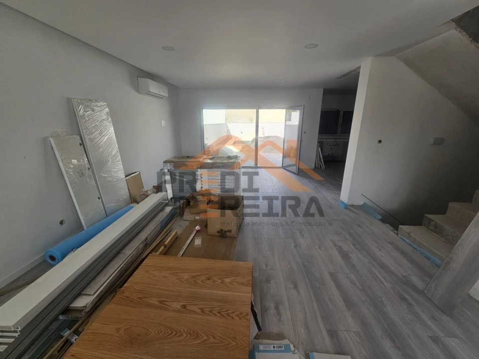 Moradia T3 para Venda em Ramada e Caneças Foto 49