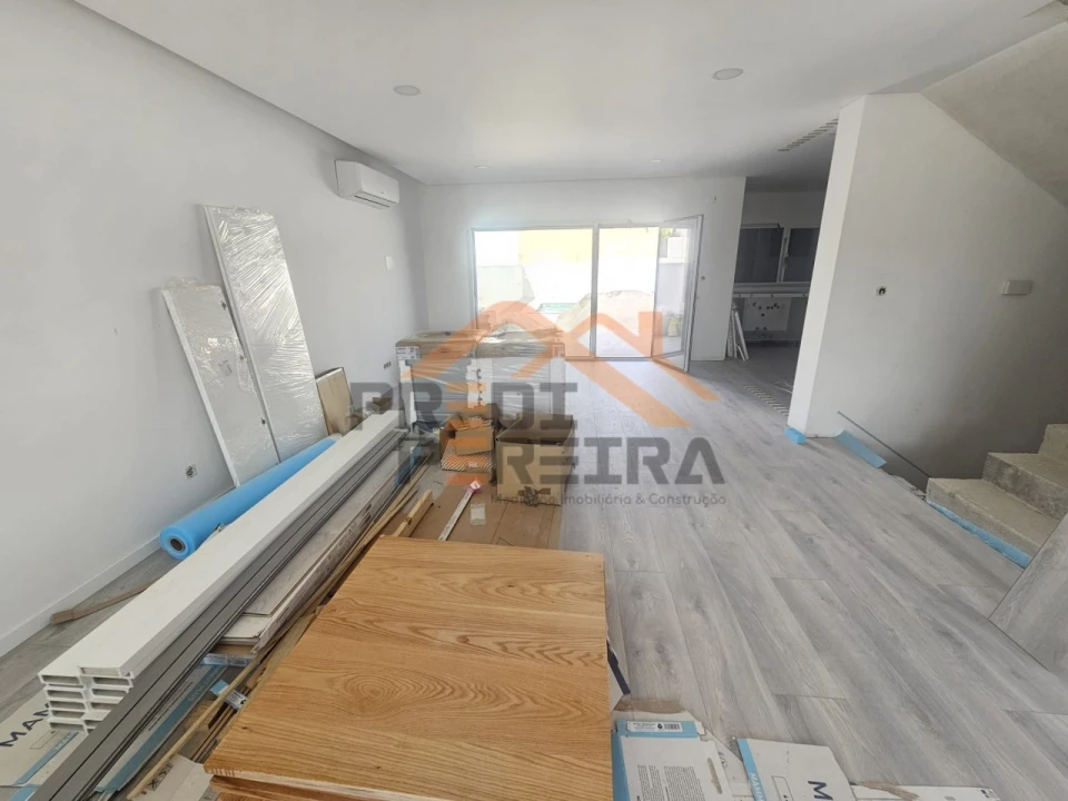 Moradia T3 para Venda em Ramada e Caneças Foto 53