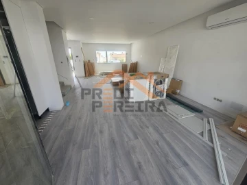 Moradia T3 para Venda em Ramada e Caneças