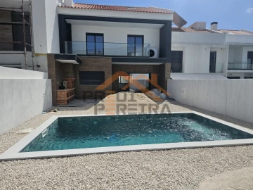 Moradia T3 para Venda em Ramada e Caneças