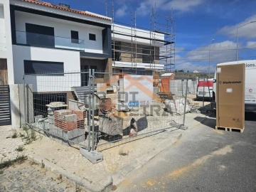Moradia T3 para Venda em Ramada e Caneças