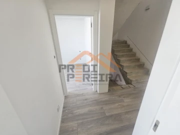 Moradia T3 para Venda em Ramada e Caneças