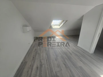 Moradia T3 para Venda em Ramada e Caneças