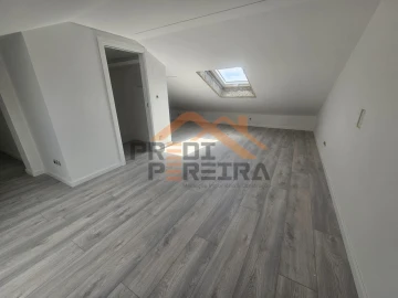Moradia T3 para Venda em Ramada e Caneças
