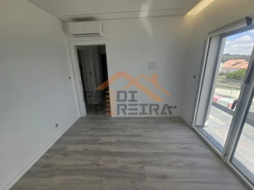 Moradia T3 para Venda em Ramada e Caneças