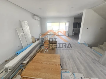 Moradia T3 para Venda em Ramada e Caneças
