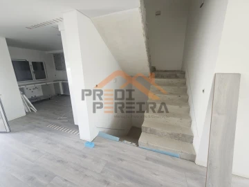 Moradia T3 para Venda em Ramada e Caneças