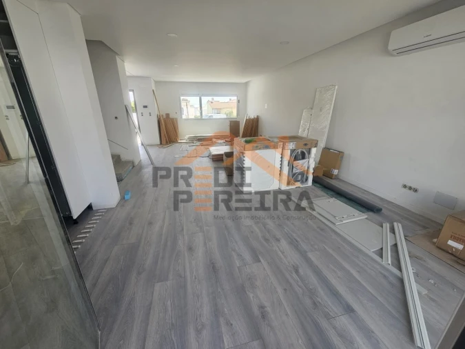 Moradia T3 para Venda em Ramada e Caneças Foto 4
