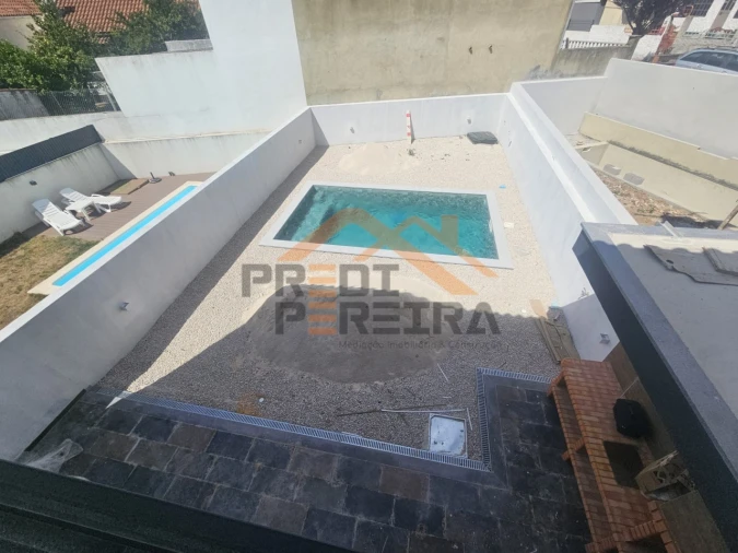 Moradia T3 para Venda em Ramada e Caneças Foto 8
