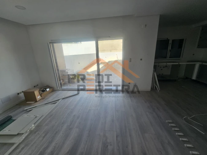 Moradia T3 para Venda em Ramada e Caneças Foto 13