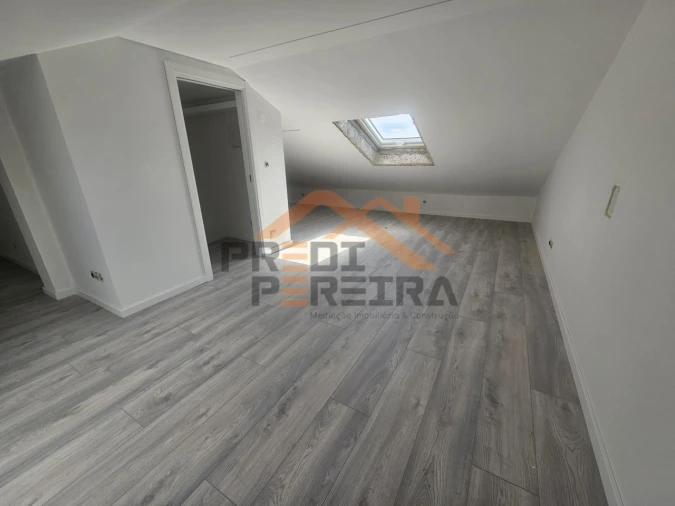 Moradia T3 para Venda em Ramada e Caneças Foto 42