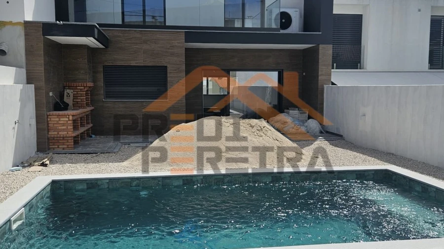 Moradia T3 para Venda em Ramada e Caneças