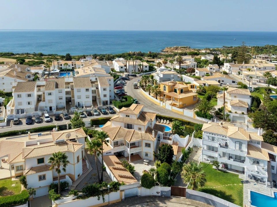 Moradia T4 para Venda em Albufeira e Olhos de Água Foto 1