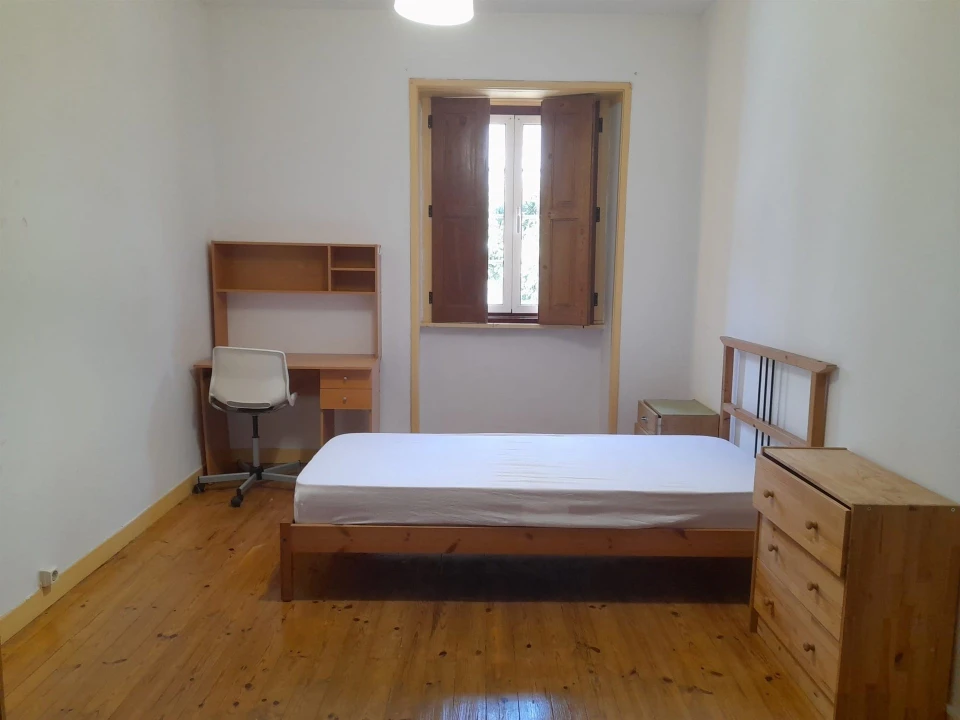 Apartamento T4 para Arrendamento em Santo Antonio dos Olivais Foto 4