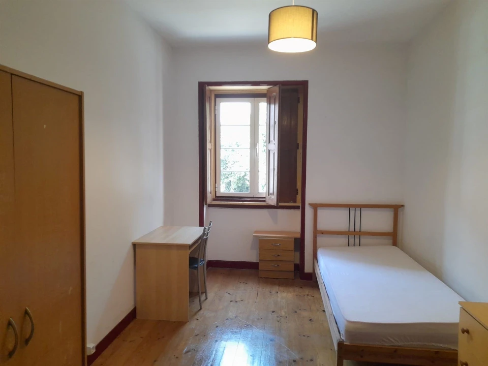 Apartamento T4 para Arrendamento em Santo Antonio dos Olivais Foto 3