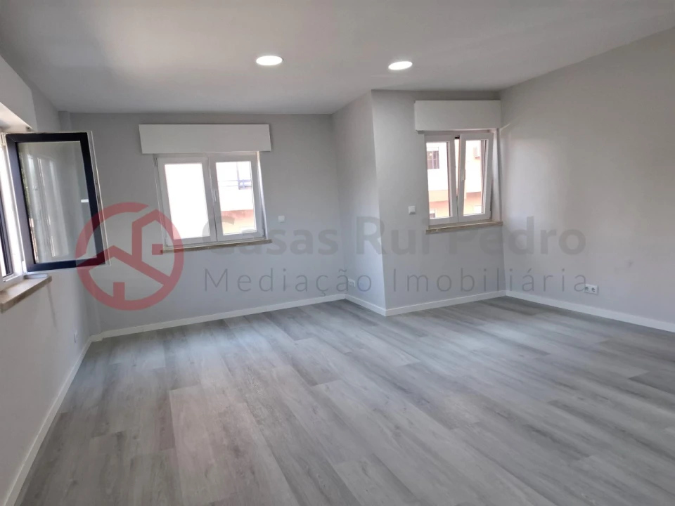 Apartamento T2 para Venda em Corroios Foto 2