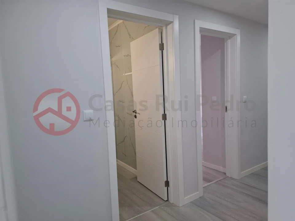 Apartamento T2 para Venda em Corroios Foto 10