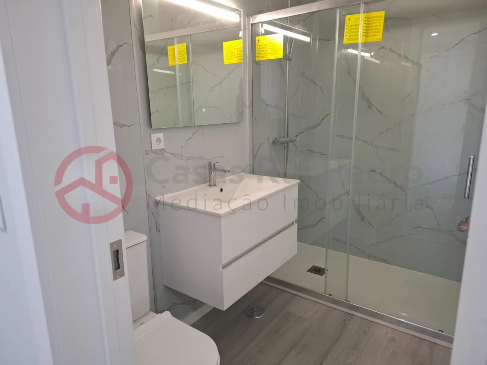 Apartamento T2 para Venda em Corroios Foto 12
