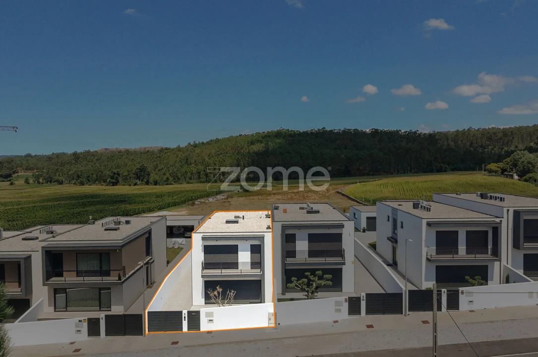 Moradia T4 para Venda em Gondifelos, Cavalões e Outiz Foto 25