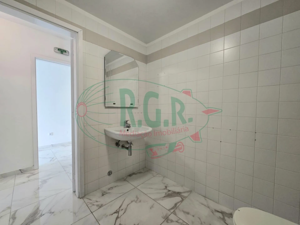 Loja para Arrendamento em Gondomar (São Cosme), Valbom e Jovim Foto 12