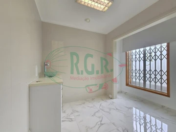 Loja para Arrendamento em Gondomar (São Cosme), Valbom e Jovim