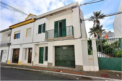 Moradia T4 para Venda em Ponta Delgada (São Pedro)