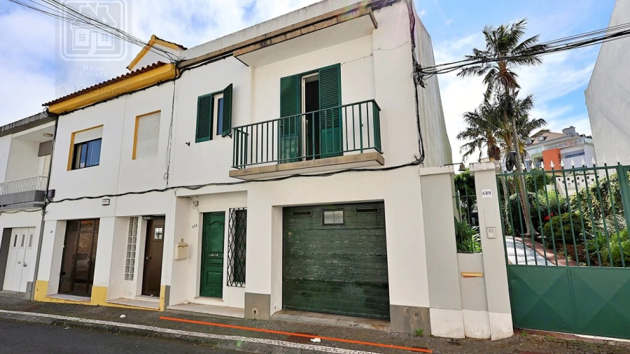 Moradia T4 para Venda em Ponta Delgada (São Pedro)
