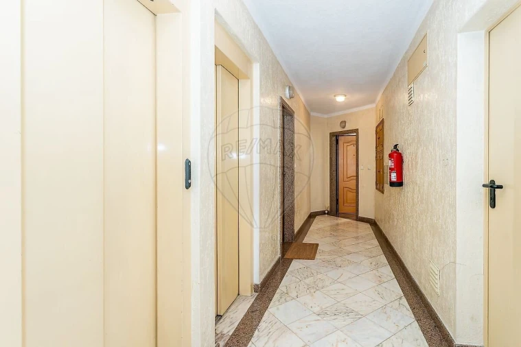 Apartamento T3 para Venda em Agualva e Mira-Sintra Foto 24