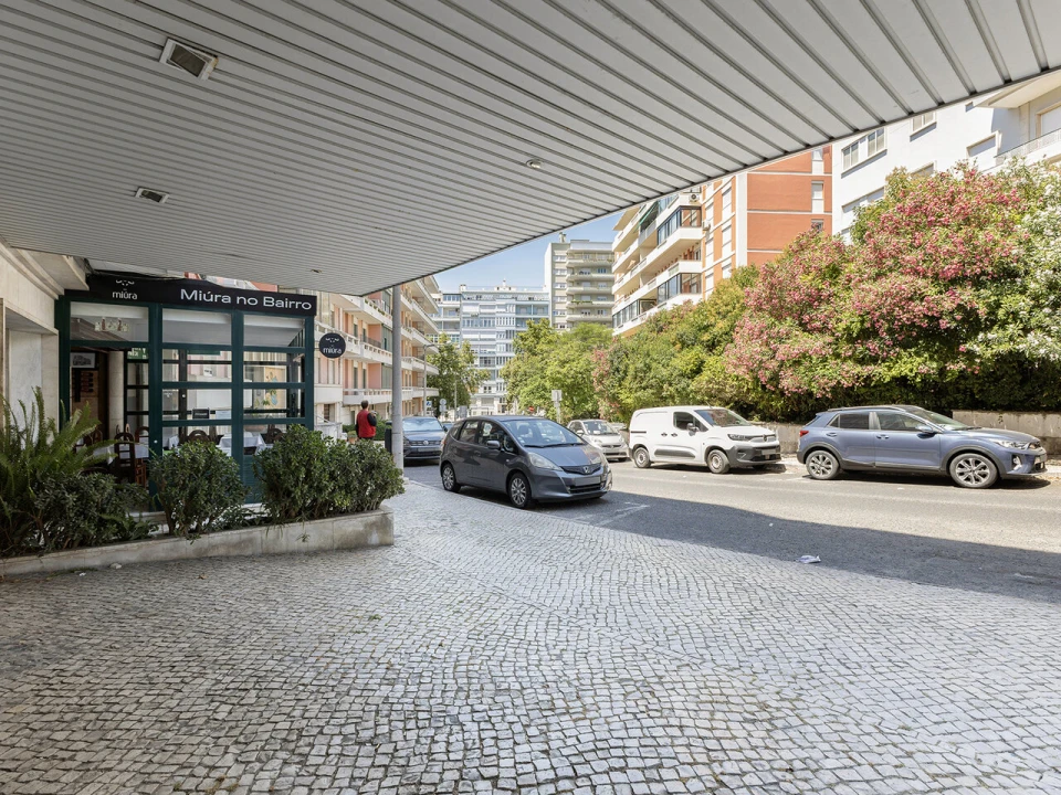 Loja para Venda em Alvalade Foto 3