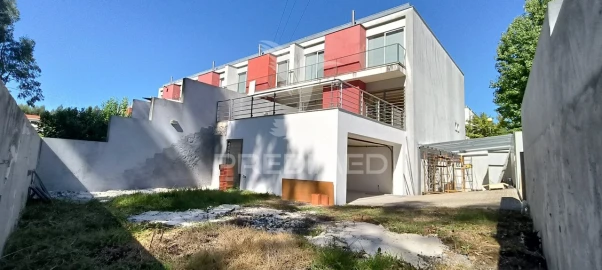 Moradia T3 para Venda em Nogueira e Silva Escura