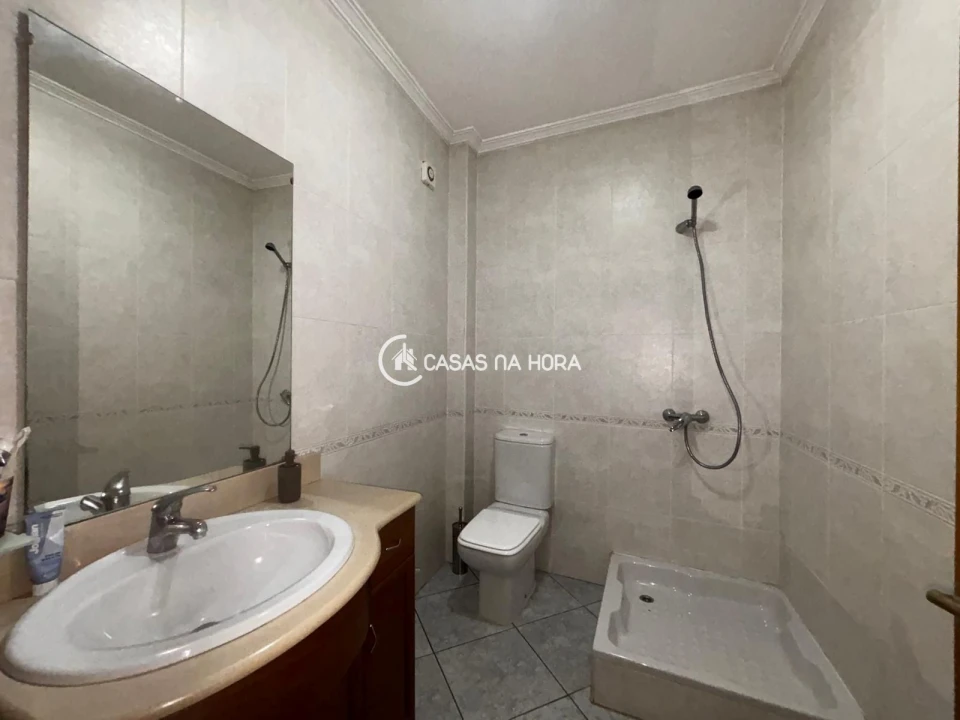 Moradia T4 para Venda em Orgens Foto 14