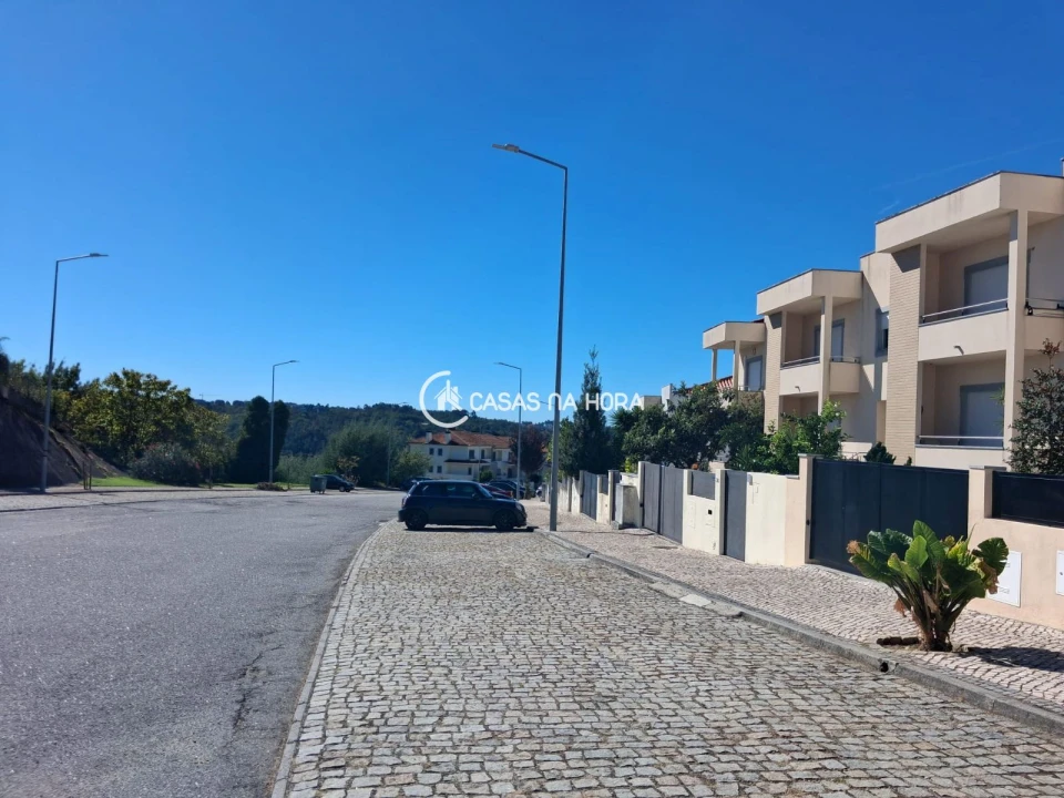 Moradia T4 para Venda em Orgens Foto 2