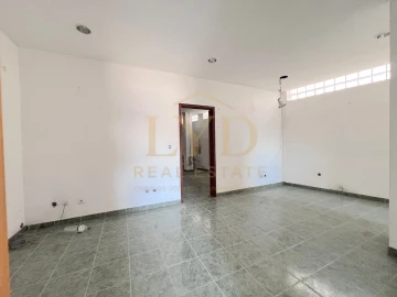 Armazém para Venda em Penamaior