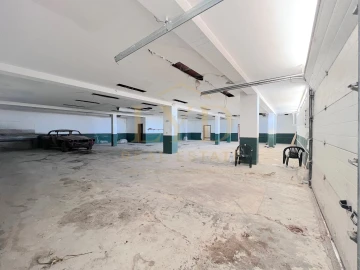 Armazém para Venda em Penamaior