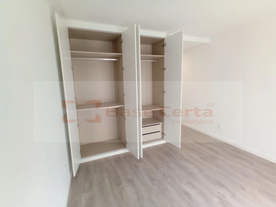 Apartamento T5 para Venda em Corroios Foto 11