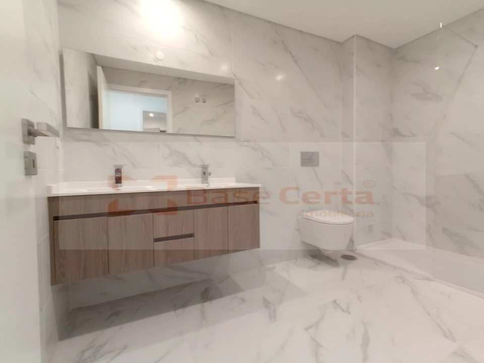 Apartamento T5 para Venda em Corroios Foto 16