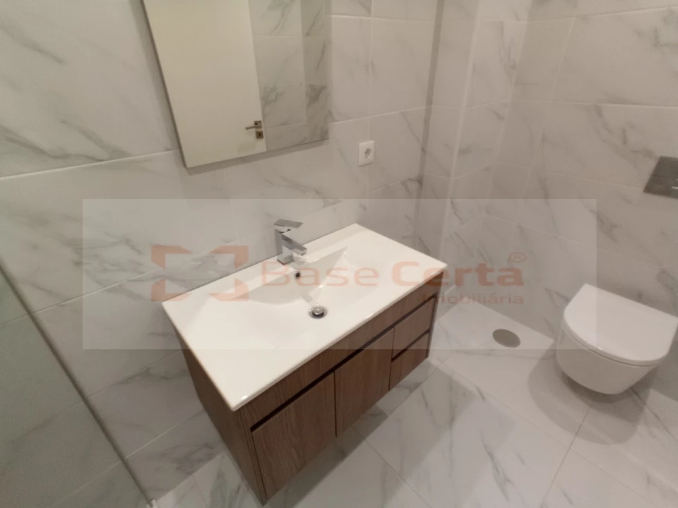 Apartamento T5 para Venda em Corroios Foto 17