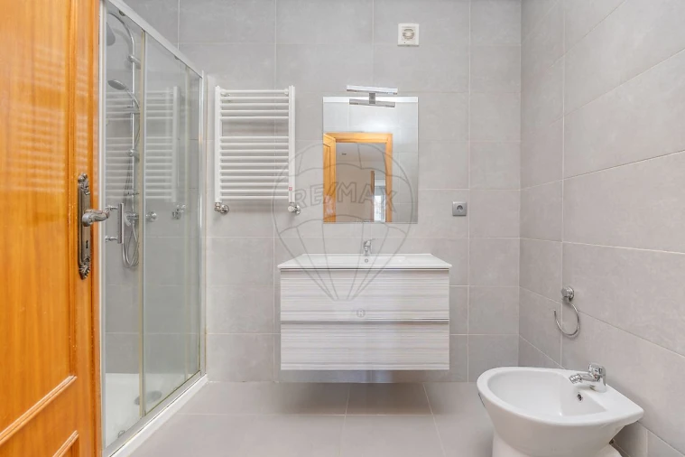 Apartamento T1 para Venda em Oliveira do Douro Foto 9