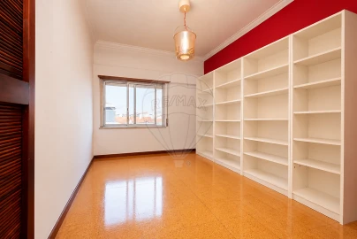 Apartamento T3 para Venda em Ramada e Caneças