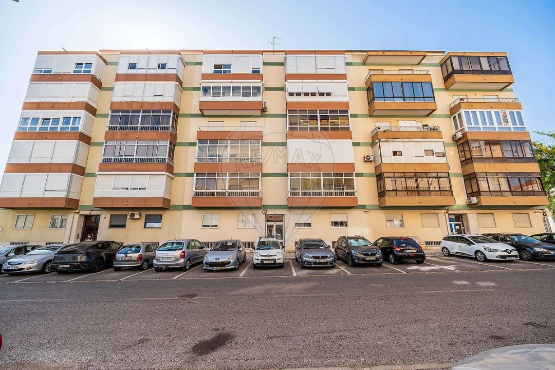 Apartamento T3 para Venda em Póvoa de Santo Adrião e Olival Basto Foto 1