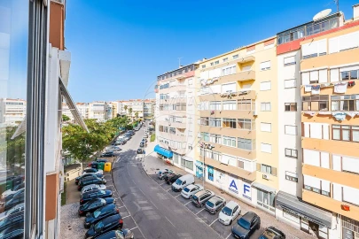 Apartamento T3 para Venda em Póvoa de Santo Adrião e Olival Basto