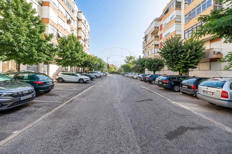 Apartamento T3 para Venda em Póvoa de Santo Adrião e Olival Basto Foto 2
