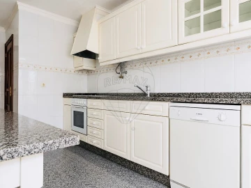 Apartamento T3 para Arrendamento em Águas Livres
