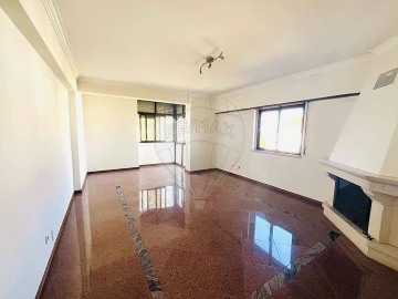 Apartamento T3 para Arrendamento em Alfragide