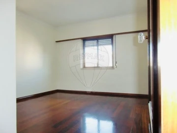 Apartamento T3 para Arrendamento em Águas Livres