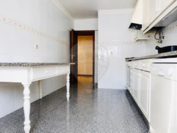 Apartamento T3 para Arrendamento em Águas Livres