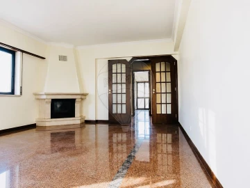 Apartamento T3 para Arrendamento em Águas Livres