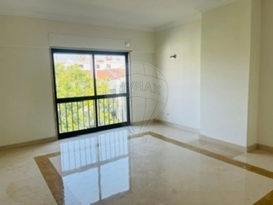 Apartamento T2 para Arrendamento em Alfragide Foto 2