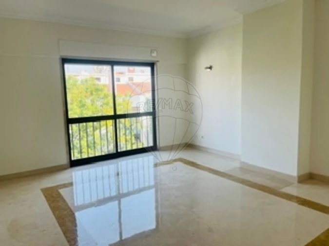Apartamento T2 para Arrendamento em Alfragide Foto 2